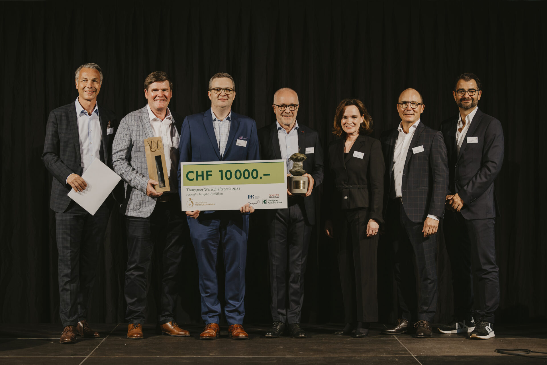 CEO Michael Krüger und Firmengründer Romeo Corvaglia (3./4. von links) nehmen den Thurgauer Wirtschaftspreis entgegen.