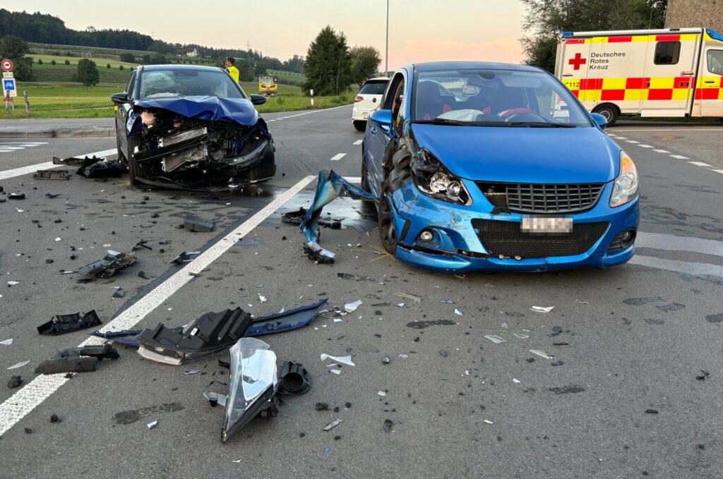 Nach der Kollision mussten drei Personen ins Spital gebracht werden. (Bild- Kantonspolizei Thurgau) weinfelden unfall verkehr WYFELDER – lokal informiert