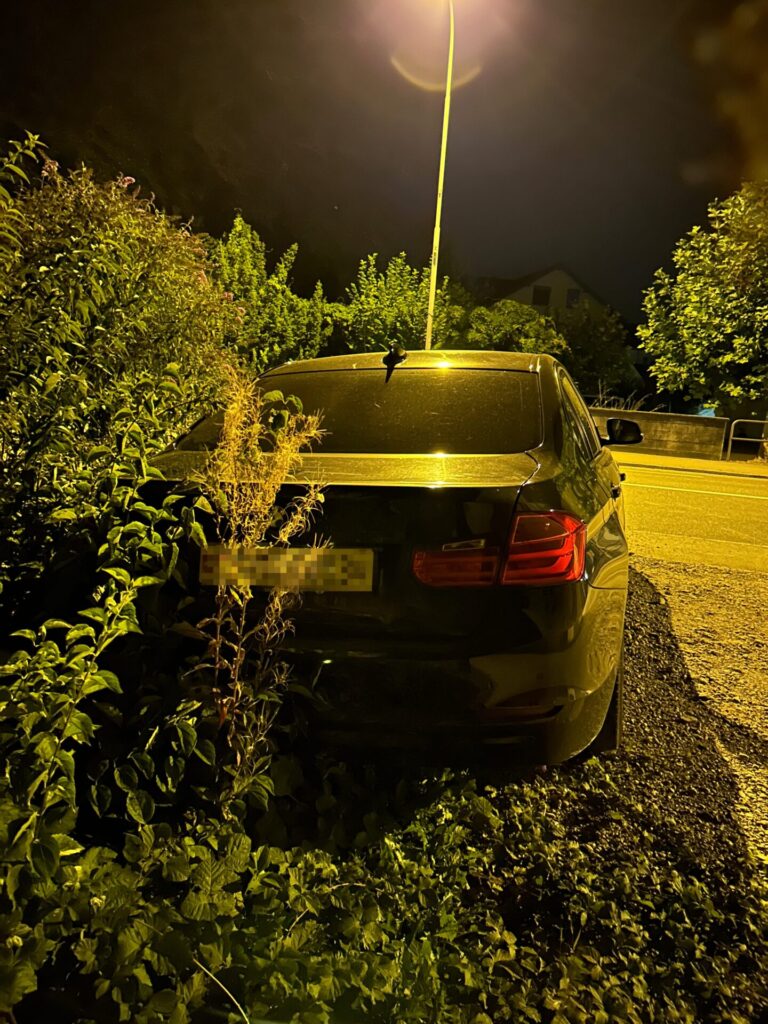 Am Fahrzeug entstand Sachschaden von mehreren Tausend Franken. (Bild: Kantonspolizei Thurgau)