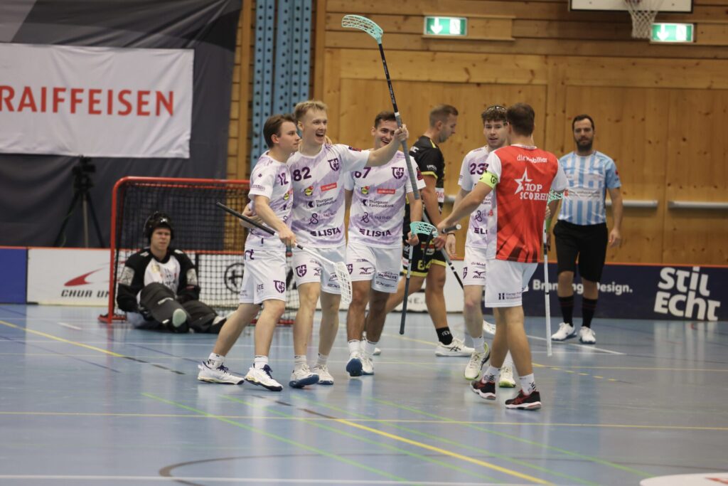 Markus Sipronen (Nr. 82) erziehlt sein erstes Tor für Floorball Thurgau