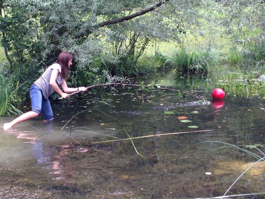 Das Tätsch ist dank seiner ruhigen und erholsamen Atmosphäre ein beliebtes Ausflugsziel. Auf der Waldlichtung, unmittelbar neben dem kleinen Weiher, befindet sich die Feuerstelle. Parkplätze sowie ein Brunnen sind ebenfalls vorhanden. Die Feuerstelle kann nicht reserviert werden.