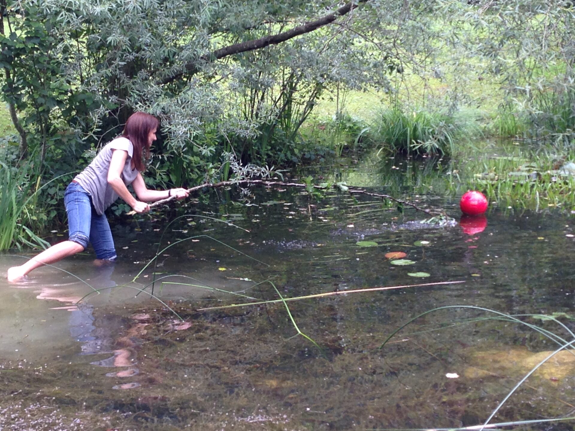 Das Tätsch ist dank seiner ruhigen und erholsamen Atmosphäre ein beliebtes Ausflugsziel. Auf der Waldlichtung, unmittelbar neben dem kleinen Weiher, befindet sich die Feuerstelle. Parkplätze sowie ein Brunnen sind ebenfalls vorhanden. Die Feuerstelle kann nicht reserviert werden.
