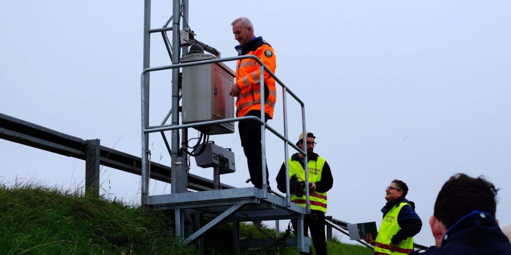 Andreas Keller, Dienstchef Verkehrsüberwachung bei der Verkehrs- und Seepolizei der Kantonspolizei Thurgau, zeigt, wo auf der Autobahn A7 die Sensoren des WIM-Systems verbaut sind.