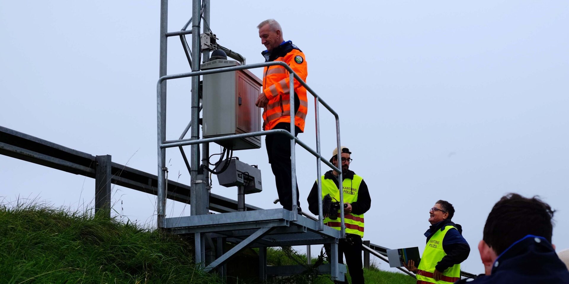 Andreas Keller, Dienstchef Verkehrsüberwachung bei der Verkehrs- und Seepolizei der Kantonspolizei Thurgau, zeigt, wo auf der Autobahn A7 die Sensoren des WIM-Systems verbaut sind.