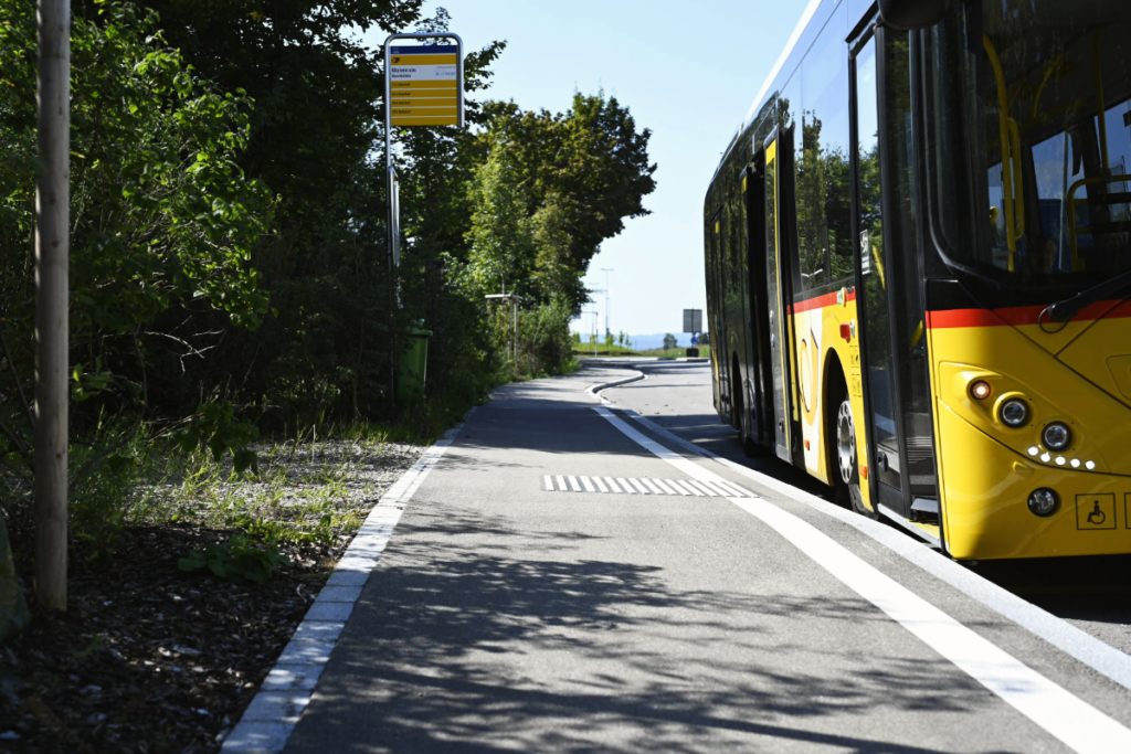 Diese Haltestelle ist bereits konform mit dem Behindertengleichstellungsgesetz: Maienrain in Weinfelden. (Bild: Stadt Weinfelden