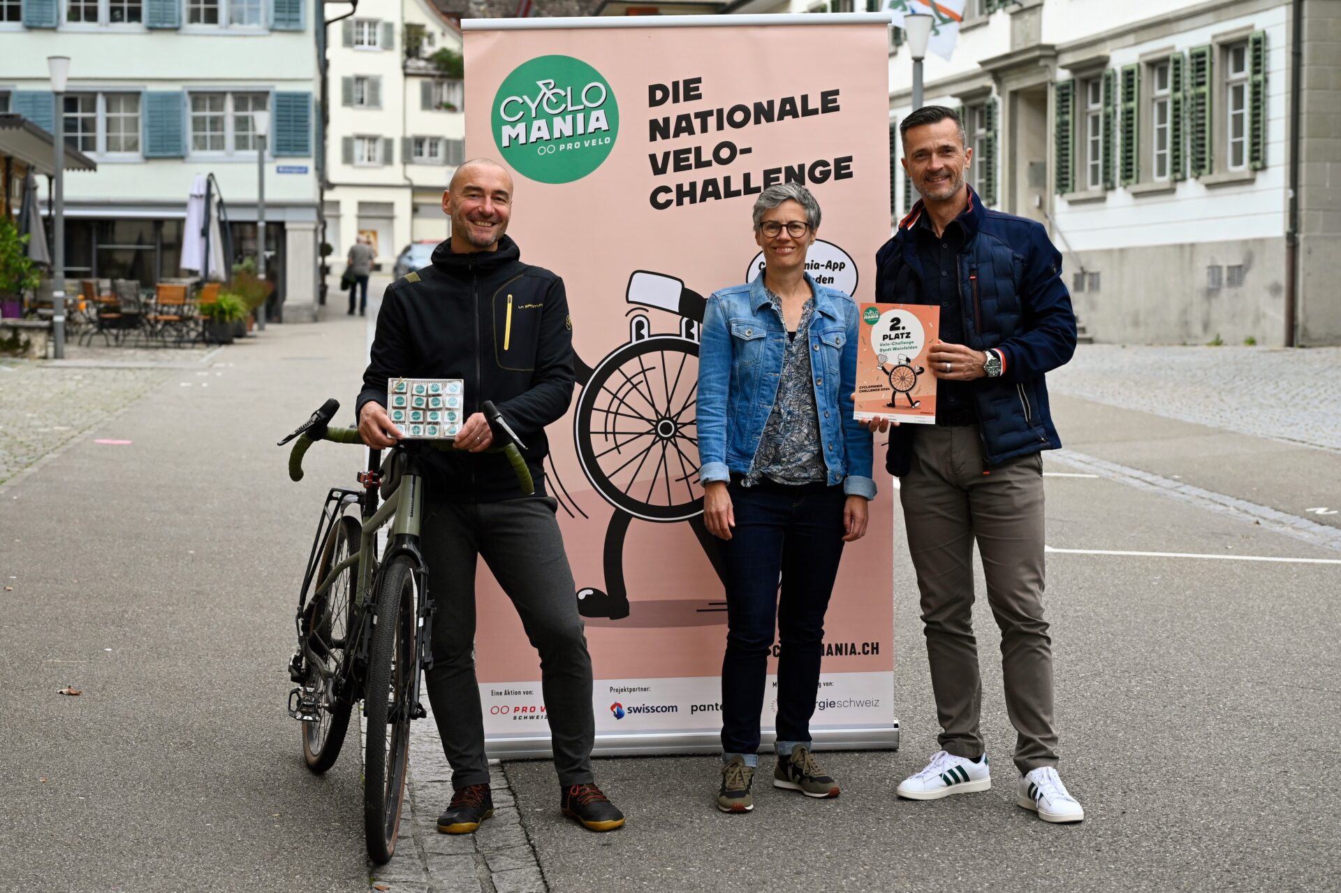 Gratulation von Pro Velo Schweiz, v.l.: Projektleiter Roger Stalder, Vertreterin von Pro Velo Schweiz Anita Wenger und Stadtrat Daniel Engeli. (Bild: Stadt Weinfelden)