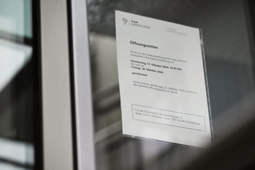 Hinweis auf der Eingangstür: die angepassten Öffnungszeiten der Stadtverwaltung diese Woche. (Bild: Stadt Weinfelden)