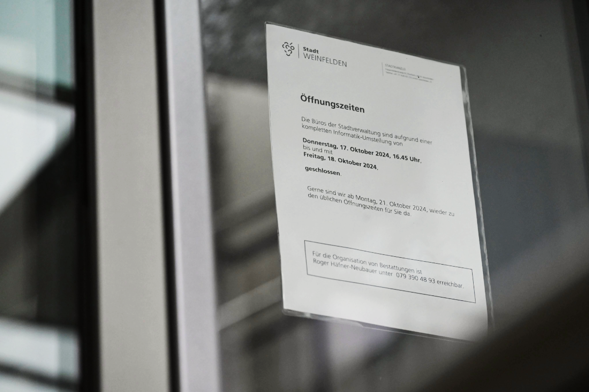 Hinweis auf der Eingangstür: die angepassten Öffnungszeiten der Stadtverwaltung diese Woche. (Bild: Stadt Weinfelden)