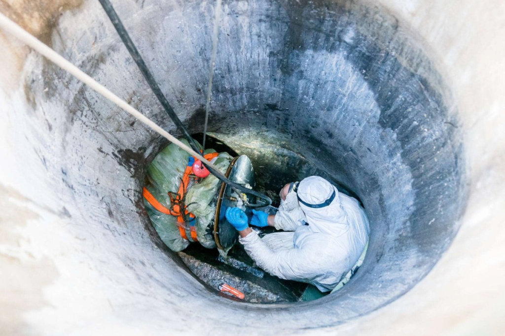 Ab ins Loch: Aktuell werden etliche Kanäle im Stadtgebiet von Weinfelden saniert. (Bild: zVg)