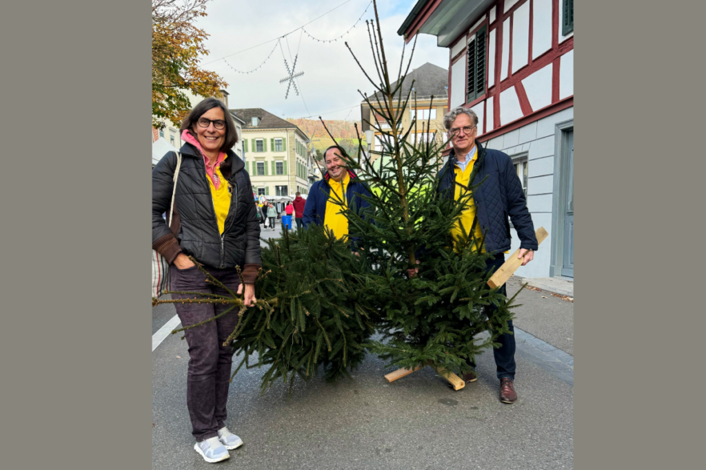 Sie sind bereits auf dem Heimweg: Mitglieder des Lions Club Weinfelden-Mittelthurgau ziehen die leeren Wunschbäume durch den Weinfelder Herbstmarkt. (Bild: zVg)