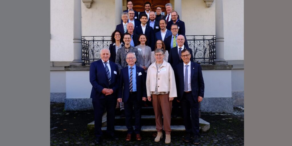 Die Teilnehmerinnen und Teilnehmer des Austausches zwischen den Ratsleitungen mit der St.Galler Kantonsratspräsidentin Barbara Dürr (vorderste Reihe) und dem Thurgauer Grossratspräsidenten Peter Bühler (vorderste Reihe, Zweiter von links).