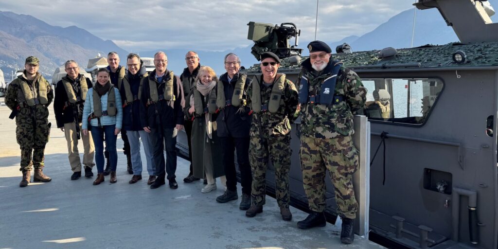 Der Thurgauer Regierungsrat bei der Mot Bootkp 10 am Lago Maggiore (v.l.n.r.): Hauptmann Miguel Zberg, Kommandant der Mot Bootkp 10, Hans Peter Schmid, Leiter des Amts für Bevölkerung und Armee (ABA), Regierungsrätin Denise Neuweiler, Thomas Rietmann von der Kantonspolizei Thurgau, Regierungsrat Dominik Diezi, Regierungspräsident Walter Schönholzer, Regierungsrat Urs Martin, Regierungsrätin Sonja Wiesmann Schätzle, Staatsschreiber Paul Roth, Oberst Gregor Kramer, Kreiskommandant, und Oberst Daniel Wegrampf, Vertreter des Lehrverbandes Genie/Rettung/ABC, vor dem Patrouillenboot (P16).