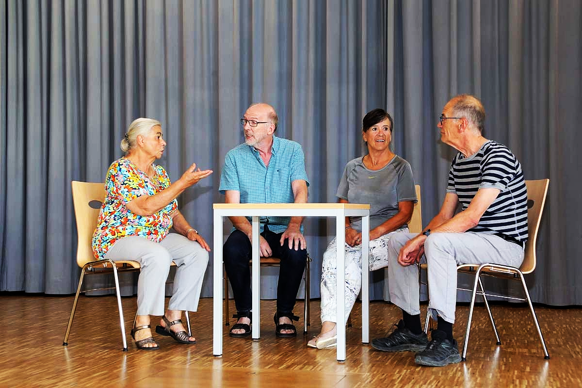 Szene aus dem Theater des Projekts «Einsamkeit im Alter – Wege aus der Einsamkeit». (Bild: ISGF)