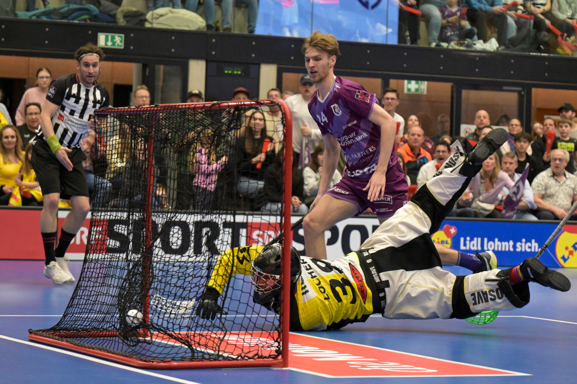 Floorball Thurgau vs HC Rychenberg Sporthalle Paul Reinhart, Weinfelden Ivo Lüthi (#24 Floorball Thurgau) schiebt zum 8:5 ein und lässt Luca Locher (#38 HC Rychenberg Winterthur) keine Chance. Bild: Sportfotografie Markus Aeschimann | www.markus-aeschimann.ch