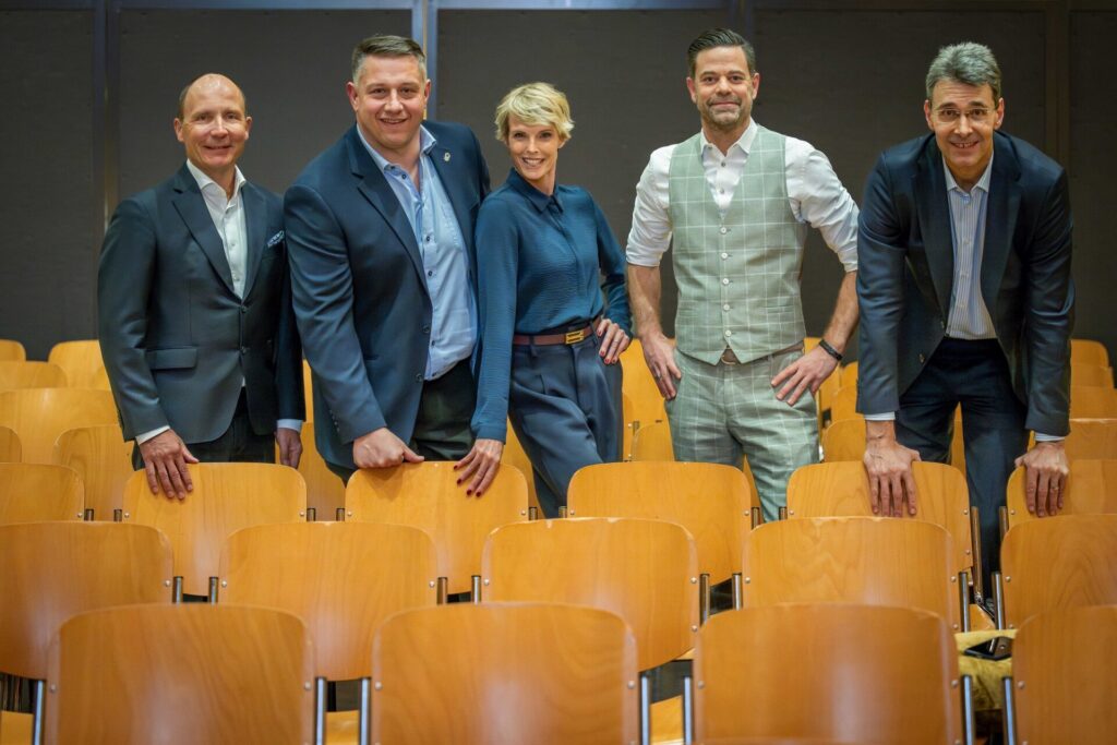 Gastgeber und Referenten am Thurgauer Neujahrs-Apéro 2025 (von links): Thomas Koller, GL-Vorsitzender der TKB, Jörg Abderhalden, Stéphanie Berger, Moderator Lukas Studer und Bankpräsident Roman Brunner.
