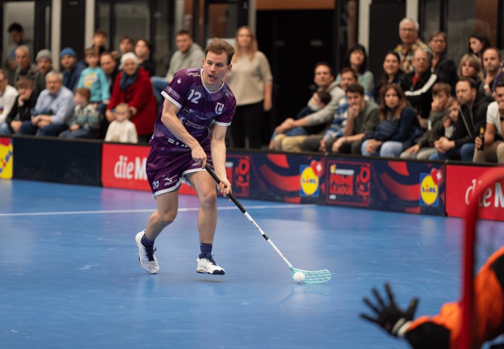 Nationalspieler Yannic Fitzi am Ball