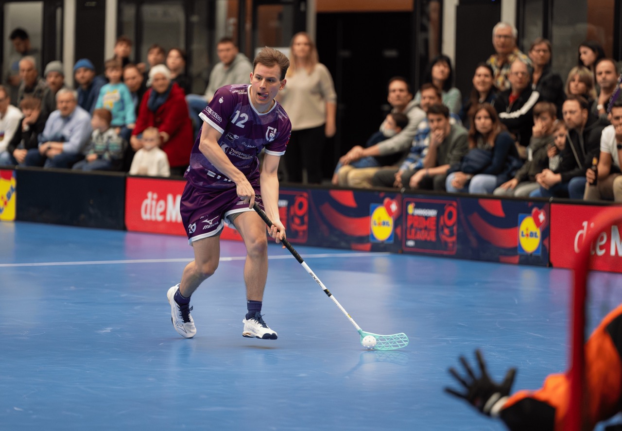 Nationalspieler Yannic Fitzi am Ball