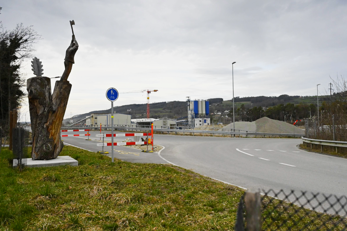 Die Einmündung in den Veloweg an der Bürglenstrasse ist vorübergehend gesperrt. (Bild: Stadt Weinfelden)