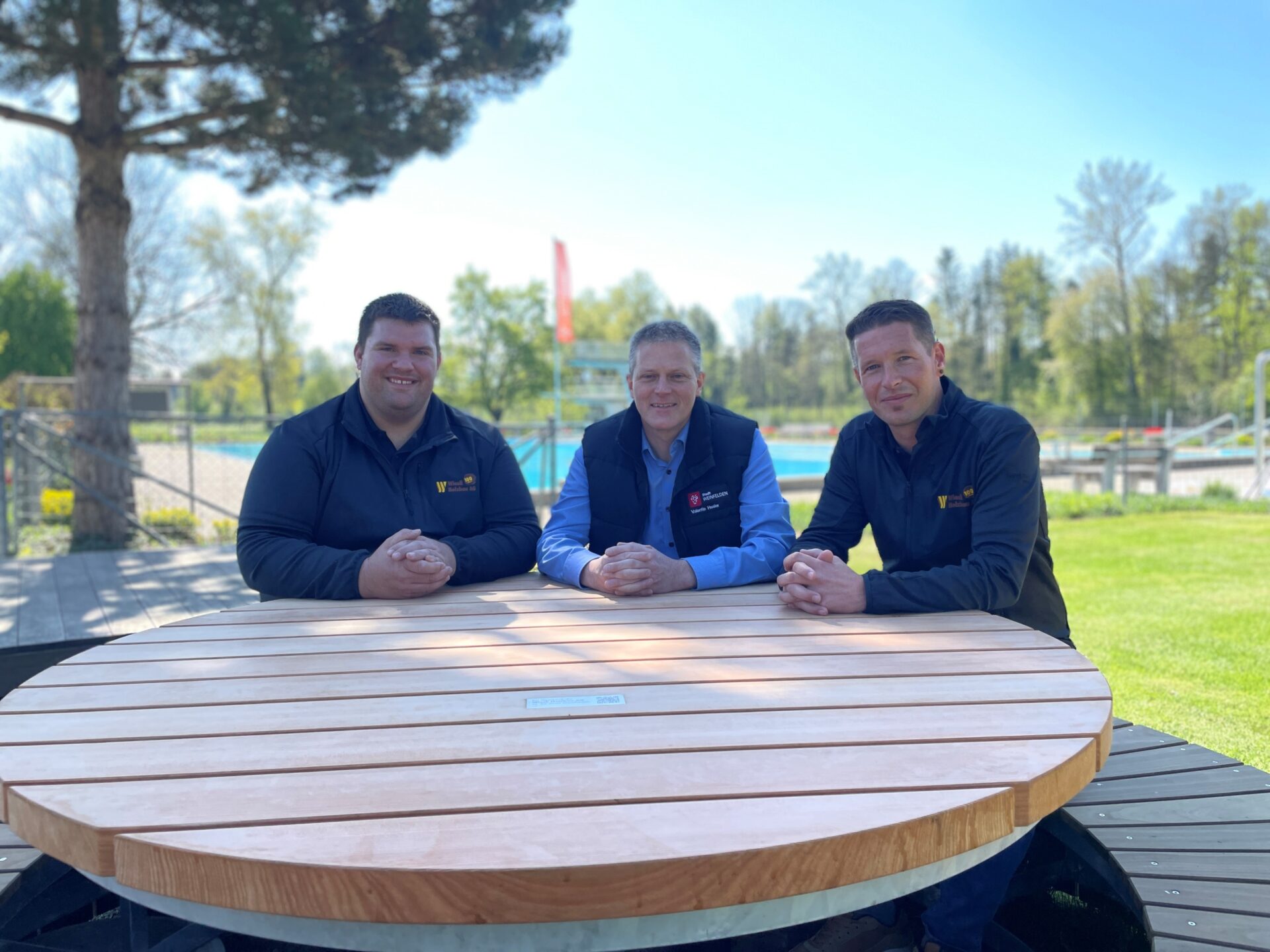 Mario Schneider, Projektleiter Wiesli Holzbau AG; Valentin Hasler, Vizestadtpräsident der Stadt Weinfelden und Michi Wiesli, Inhaber und Geschäftsführer der Wiesli Holzbau AG.