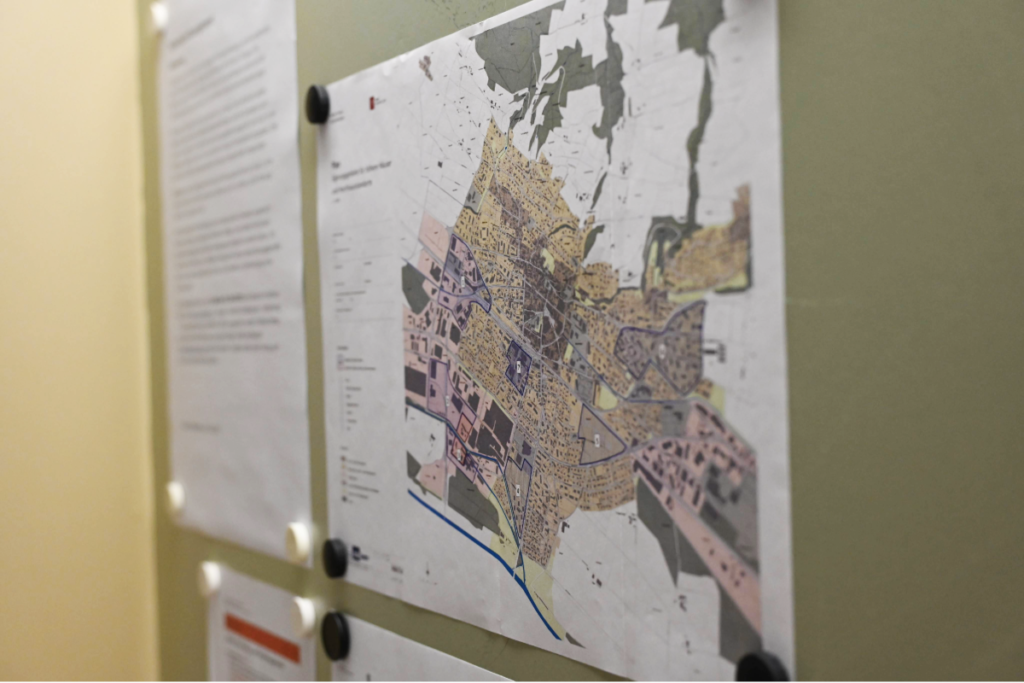 Blick auf die Dokumente der Teilrevision "Baureglement" im Rathaus: Die Bevölkerung kann sich jetzt zu den Entwürfen äussern. (Bild: Stadt Weinfelden)