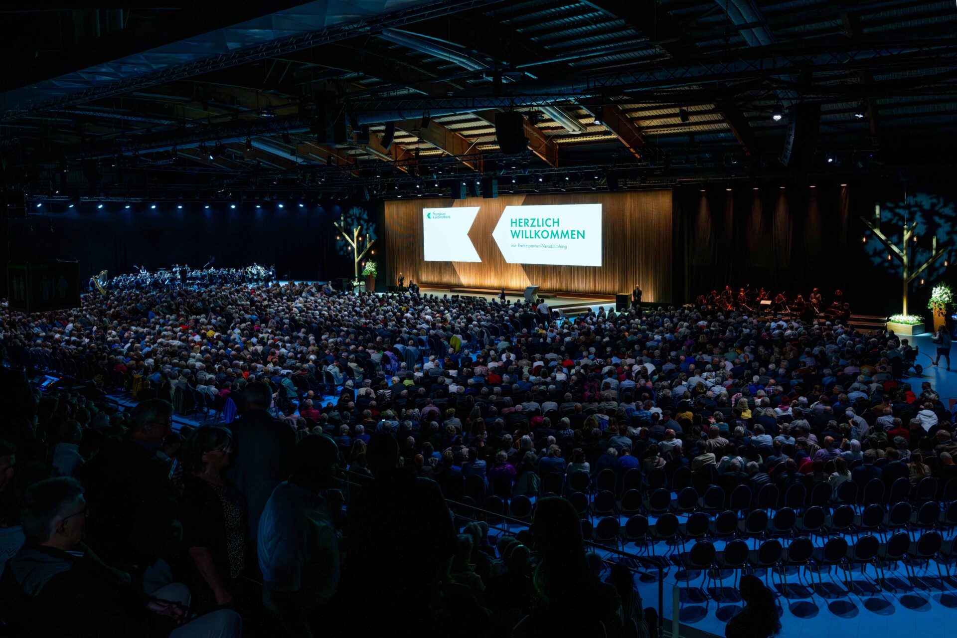 Blick in die Bodensee-Arena Kreuzlingen): Über 2600 Gäste besuchten die Partizipanten-Versammlung der Thurgauer Kantonalbank.
