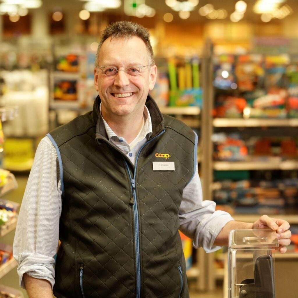 Ein Vollblut-Verkäufer leitet den Coop Thur Markt