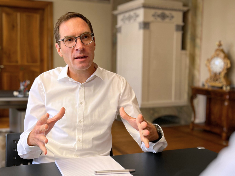Im Gespräch ordnet Stadtpräsident Simon Wolfer den aktuellen Stand rund um die Weiterentwicklung des Stadtzentrums ein. (Bild: Stadt Weinfelden)