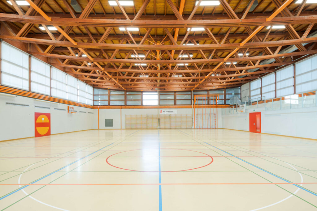 Für Investitionen in die Weinfelder Sportanlagen steht nun ein Konzept parat: Im Bild die Turnhalle Güttingersreuti. (Bild: Stadt Weinfelden)