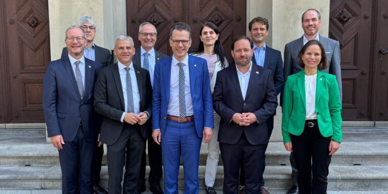 Der Thurgauer Regierungsrat empfing zwei baden-württembergische Staatssekretäre (von links): Regierungsrat Walter Schönholzer, Klaus Konradt, Mitarbeiter Referat grenzüberschreitende Zusammenarbeit, Staatssekretär Patrick Rapp, Staatsschreiber Paul Roth, Regierungspräsident Dominik Diezi, Suzana Neib, Referatsleiterin grenzüberschreitende Zusammenarbeit, Staatssekretär Florian Hassler, Guido Petzold, persönlicher Mitarbeiter Staatssekretär Hassler, Regierungsrätin Denise Neuweiler, Joel Keller, Leiter der Dienststelle für Aussenbeziehungen.