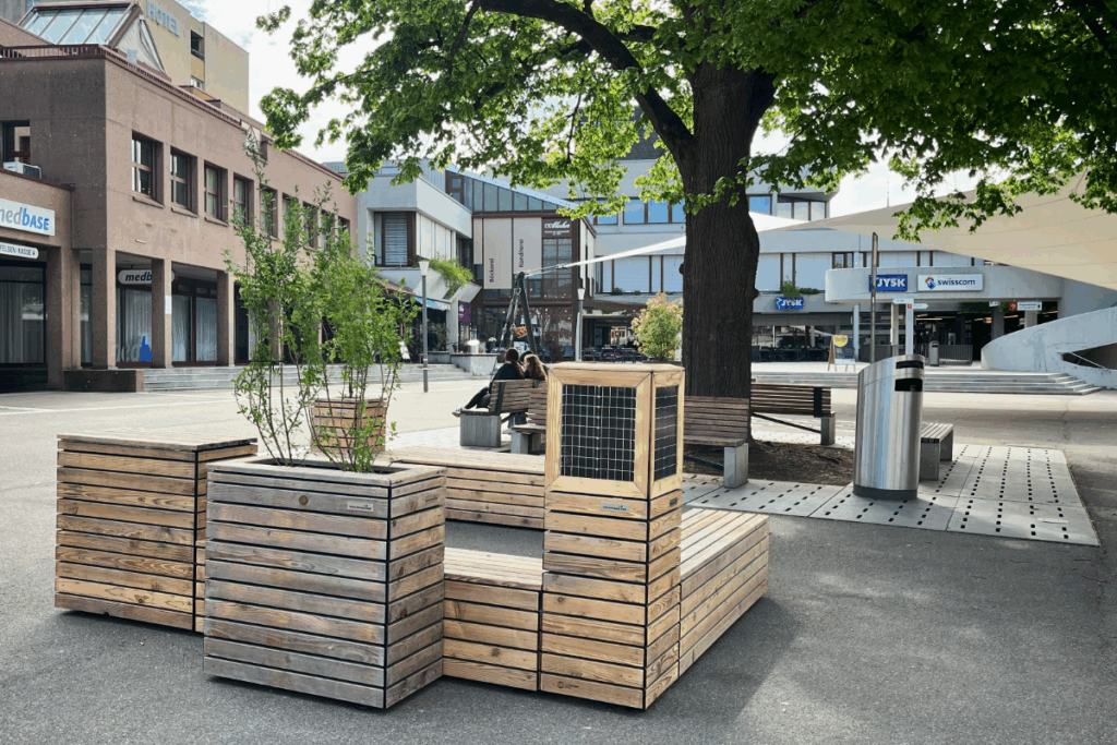 Versuchsweise mit mobiler Möblierung ausgerüstet: der Weinfelder Marktplatz. (Bild: Stadt Weinfelden)