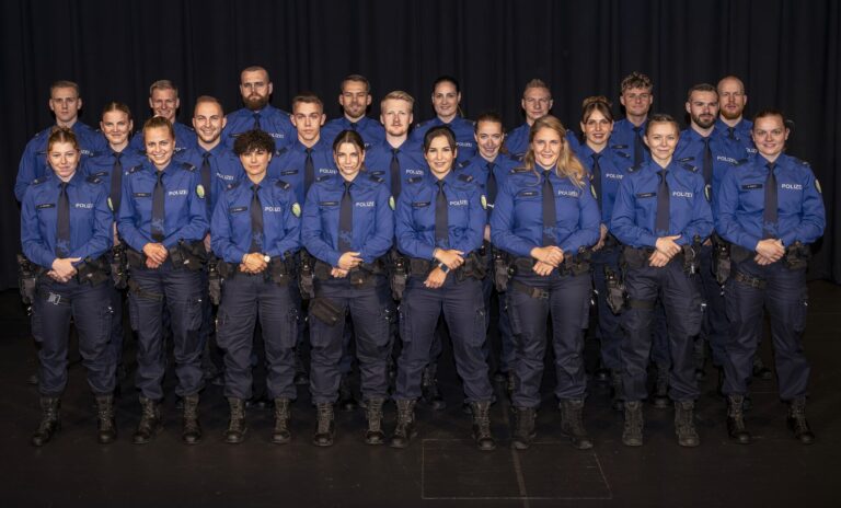 23 Polizistinnen und Polizisten schlossen den Lehrgang 23/25 der Kantonspolizei Thurgau erfolgreich ab und wurden vereidigt. (Bild: Kantonspolizei Thurgau)