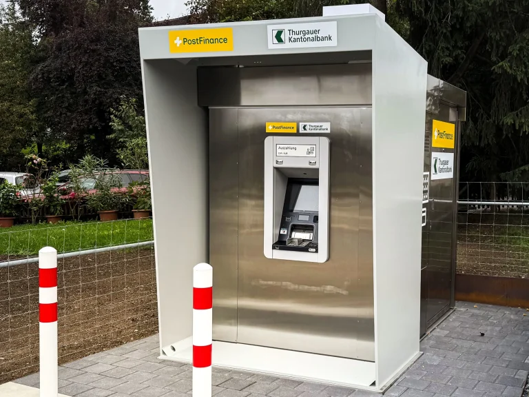Die TKB und die Post nehmen einen gemeinsamen Geldautomaten in Güttingen in Betrieb.