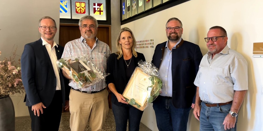 Regierungsrat Walter Schönholzer und Veterinäramtsleiter Robert Hess verabschiedeten den Kantonalen Bieneninspektor Hans Zingg und begrüssten gleichzeitig Karin Brägger als seine Nachfolgerin. Zu den Gratulanten gehörte auch Armin Füllemann, Präsident des Verbands Thurgauer Bienenzüchtervereine.