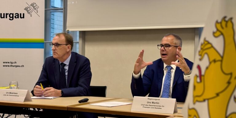 Regierungsrat Urs Martin, Chef des Departementes für Finanzen und Soziales, und Urs Meierhans, Leiter der Finanzverwaltung, präsentieren das Budget 2026.