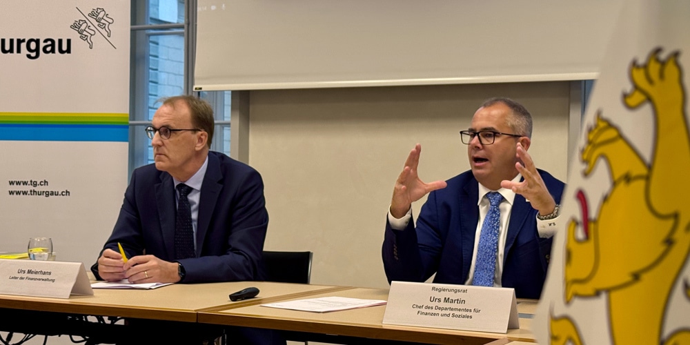 Regierungsrat Urs Martin, Chef des Departementes für Finanzen und Soziales, und Urs Meierhans, Leiter der Finanzverwaltung, präsentieren das Budget 2026.