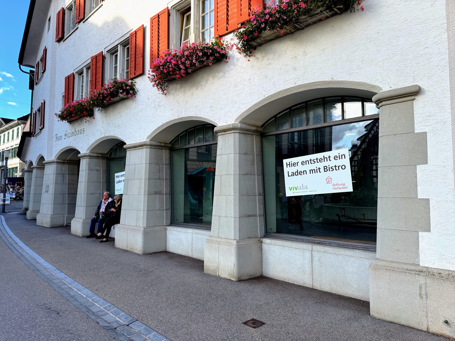 Vivala und Hofacker eröffnen inklusives Café im Stadtzentrum 01