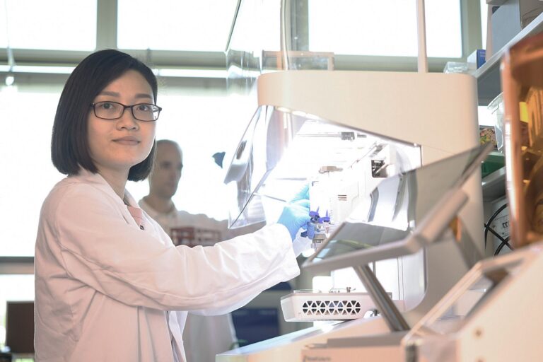 Empa-Forscherin Hien Le arbeitet an einer künstlichen Hornhaut aus Hydrogel für Menschen mit Sehbeeinträchtigung. — © Empa