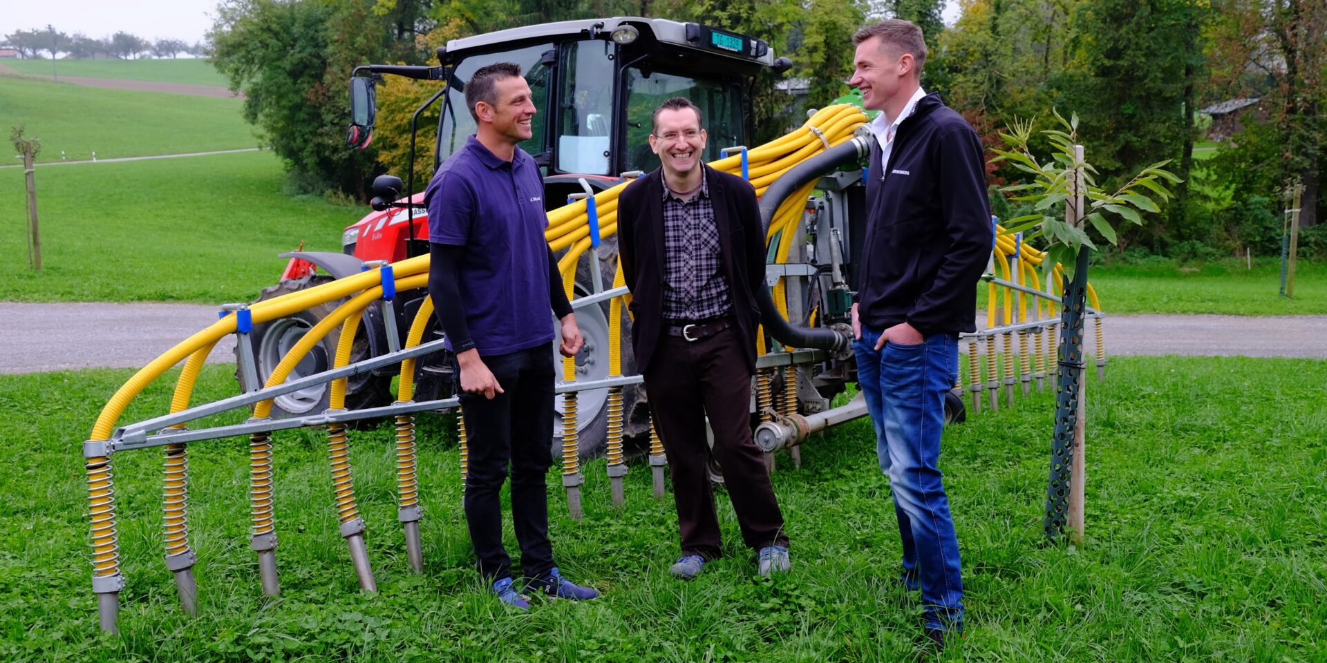 Landwirt Felix Würth, Sebastian Menzel vom Landwirtschaftsamt und Kilian Appert vom Arenenberg stellen den Massnahmenplan Ammoniak und dessen Umsetzung vor, zum Beispiel den Schleppschuh