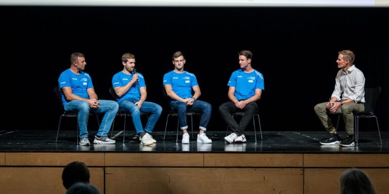 Spieler des SC Kreuzlingen im Gespräch mit Martin Leemann an der Sportehrung 2023