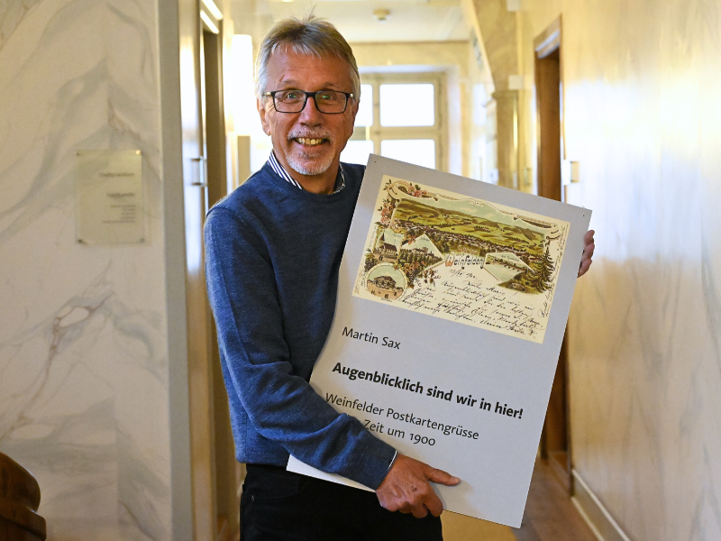Martin Sax präsentiert bald eine der grössten Postkartensammlungen im Rathaus. (Bild: Stadt Weinfelden)
