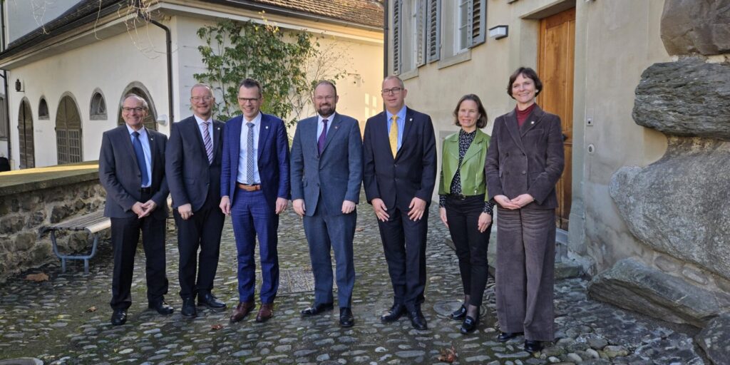 Der Thurgauer Regierungsrat empfing am Dienstag den Botschafter Grossbritanniens: Staatsschreiber Paul Roth, Regierungsrat Walter Schönholzer, Regierungspräsident Dominik Diezi, Botschafter Grossbritanniens James Squire, Regierungsrat Urs Martin, Regierungsrätin Denise Neuweiler und Regierungsrätin Ruth Faller Graf.