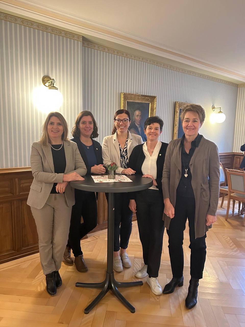 Die Mi&e Kantonsrä/nnen von l.n.r.: Corinna Pasche-Strasser, Michaela Frei Barbosa, Sandra Stadler, Isabelle Wepfer und Sabina Peter Köstli