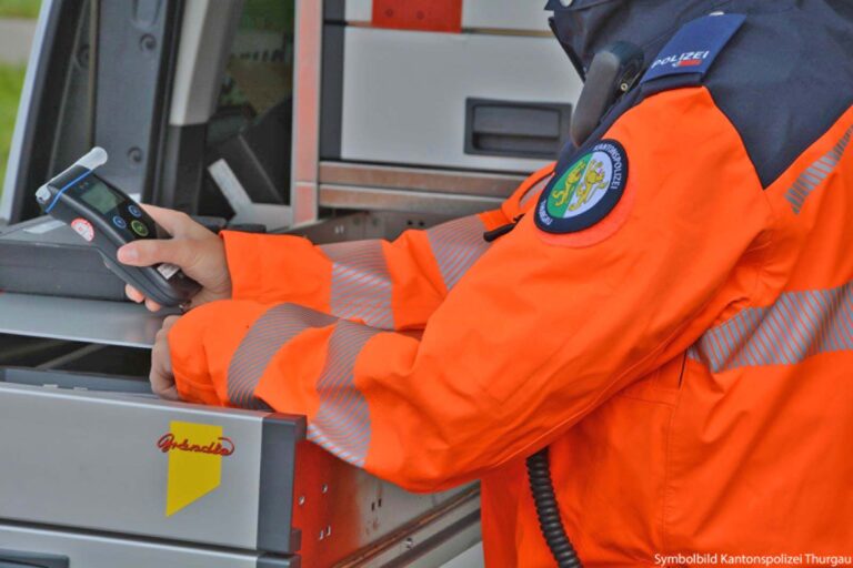 Einsatzkräfte der Kantonspolizei Thurgau haben in der Nacht auf Samstag in Matzingen, Frauenfeld und Bonau drei Personen ein Fahrverbot auferlegt.