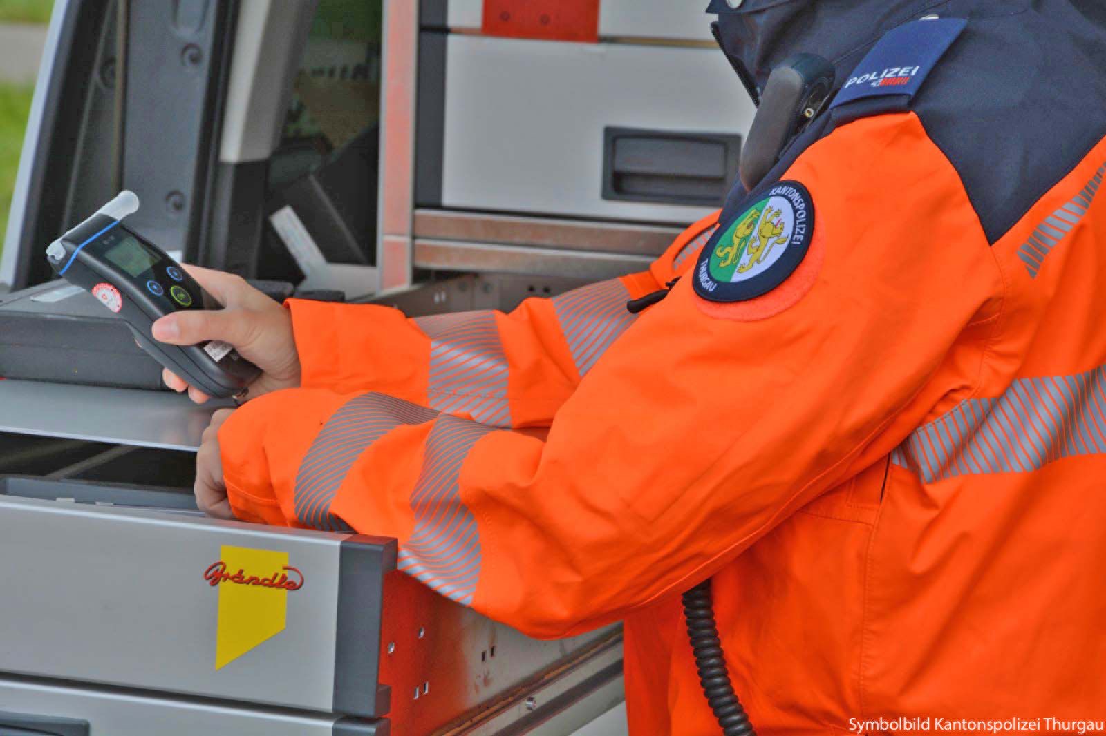 Einsatzkräfte der Kantonspolizei Thurgau haben in der Nacht auf Samstag in Matzingen, Frauenfeld und Bonau drei Personen ein Fahrverbot auferlegt.
