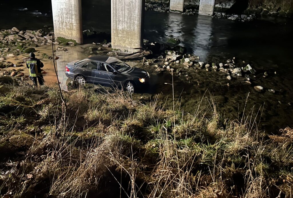 Das Auto kam in der Thur zum Stillstand. (Bild: Kantonspolizei Thurgau)