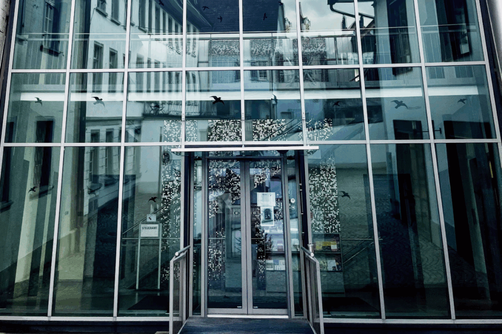 Eingang zum Stadtverwaltungsgebäude: Unsere Einwohnerdienste helfen bei Fragen zur IPV gerne weiter. (Bild: Stadt Weinfelden)