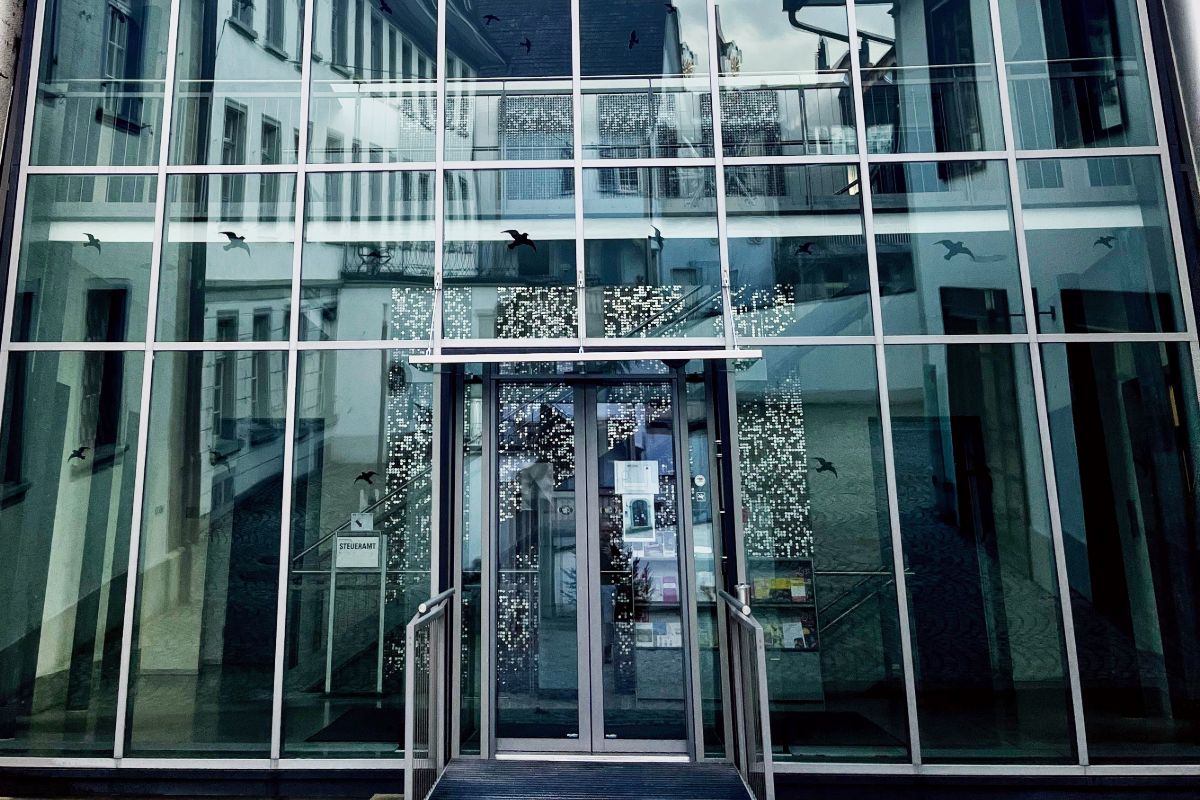 Eingang zum Stadtverwaltungsgebäude: Unsere Einwohnerdienste helfen bei Fragen zur IPV gerne weiter. (Bild: Stadt Weinfelden)