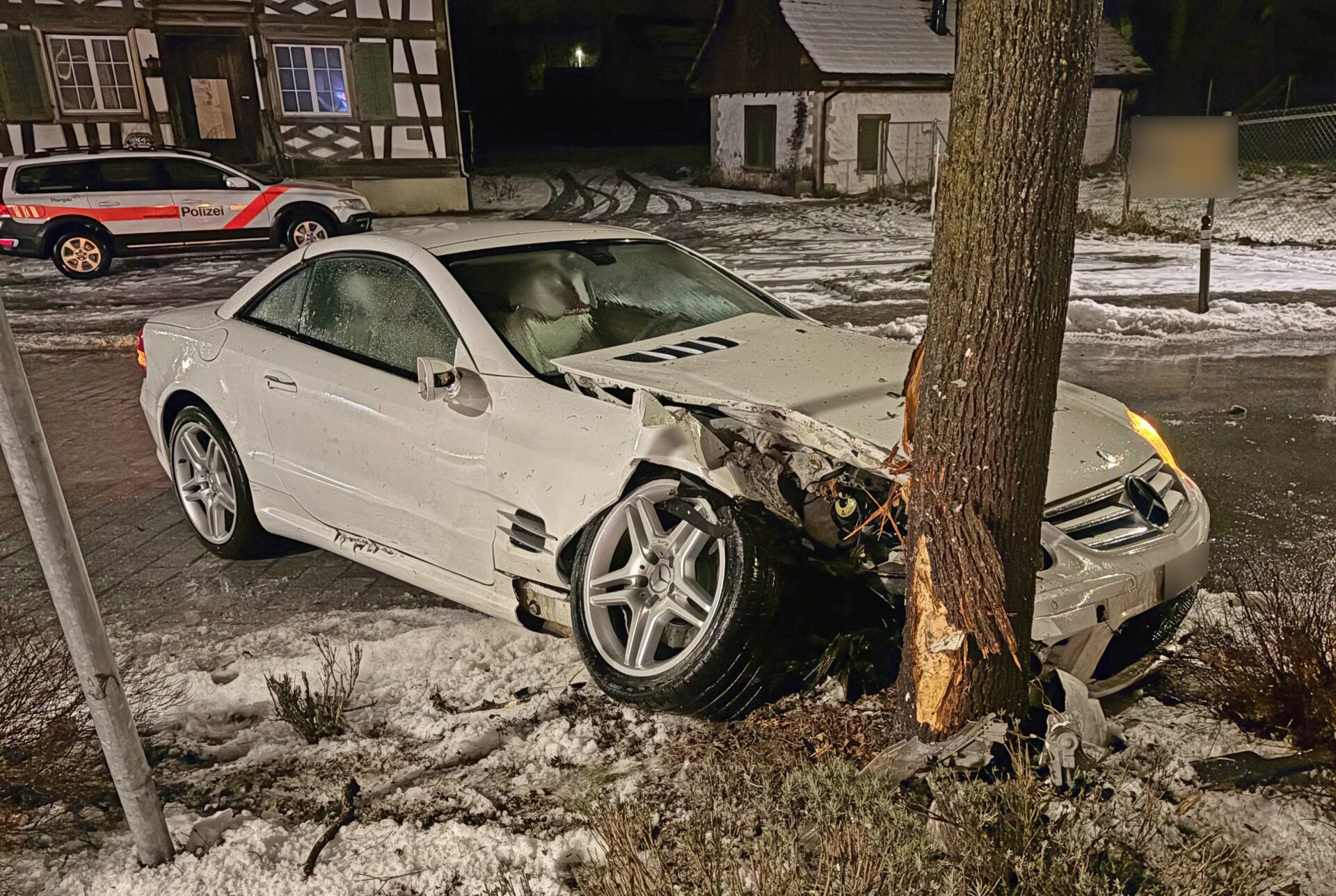 Der Fahrer wurde beim Unfall mittelschwer verletzt. (Bild- Kantonspolizei Thurgau)