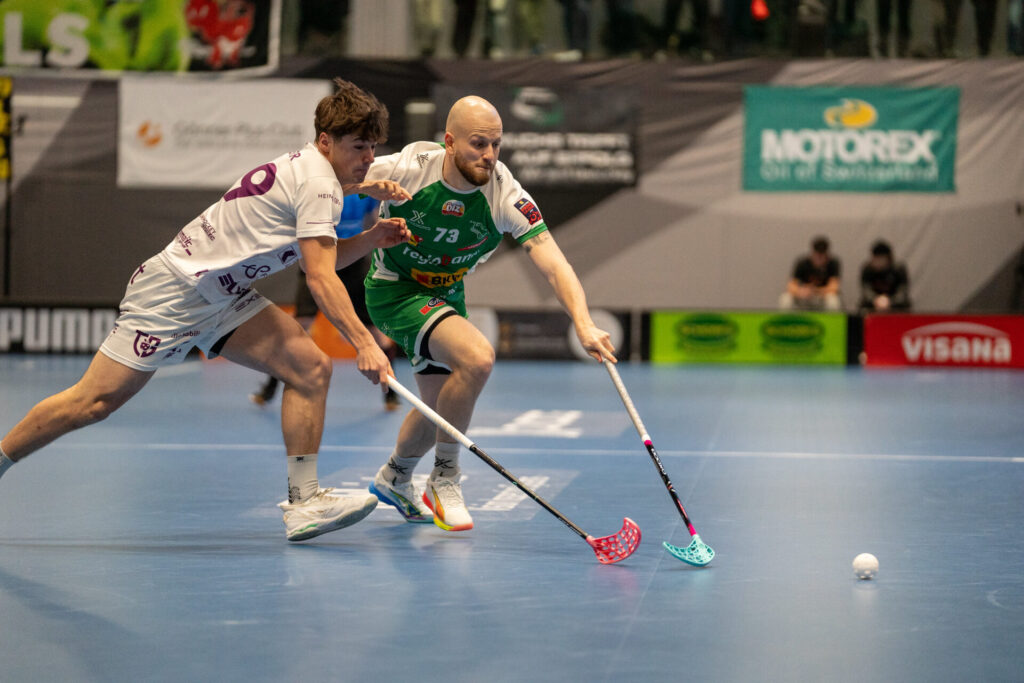 Ramon Zenger und Andrin Hollenstein kämpfen um den Ball