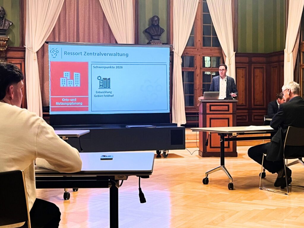 Stadtpräsident Simon Wolfer präsentiert die Schwerpunkte 2026 aus dem Ressort Zentralverwaltung. (Bild: Stadt Weinfelden)